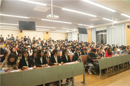 参会员工认真聆听.JPG