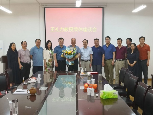 a2285e6775cc4c3db568f489afef32ec.jpg 荣休会1.jpg