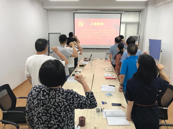 cf1c188a61f641c083dc1bb11e7015d6.jpg 重温入党誓词.jpg