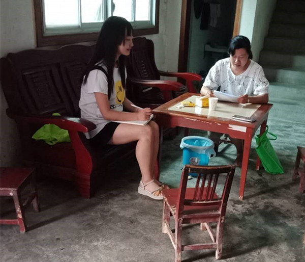 员工在农户家中调研_副本.jpg