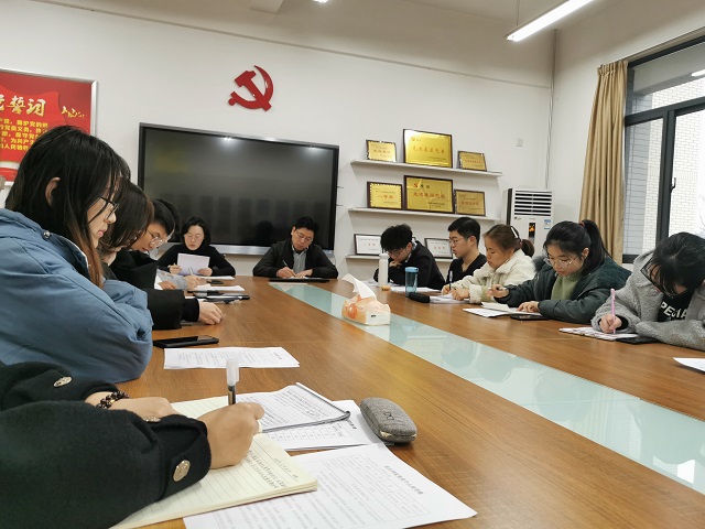 10018d43a5694febbeff60f5156fcca0.jpg 支部书记进行汇报总结.jpg