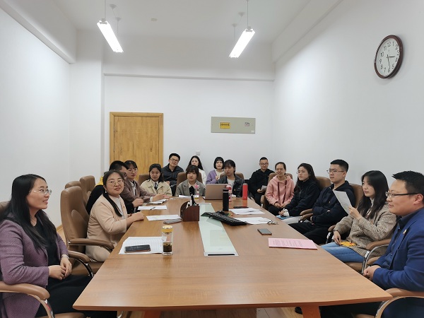 20dd9c25feb54e1fa4811d410b778939.jpg 支部成员在讨论.jpg