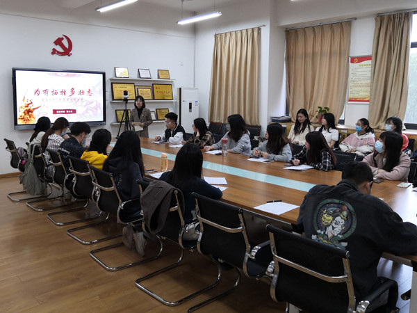 52e14e87172a45cba87cc7a392d7360a.jpg 经济支部书记讲党课_副本.jpg