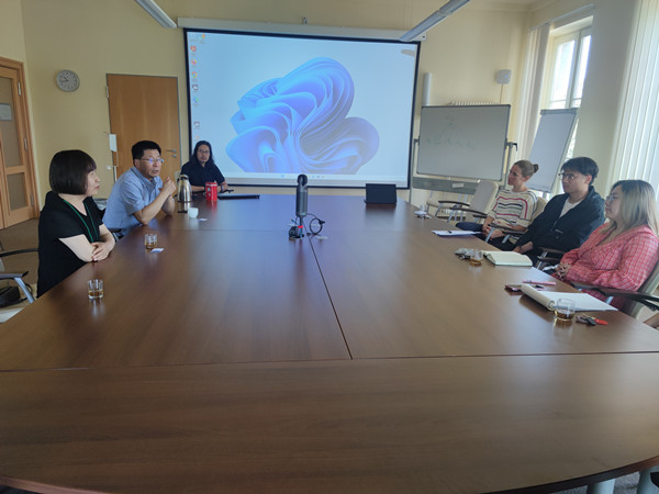 32971ffe4d984fbaa1eb4babd276bff3.jpg 在德国IAMO与员工座谈交流宣讲人才政策_副本.jpg