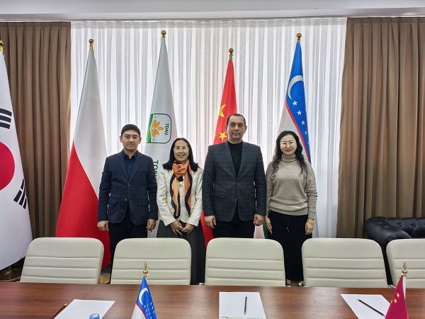 左边的是国际学院副经理Mukhtarov Fikrat，中间的是学校的副董事长Aziz Abduvasikov.jpg